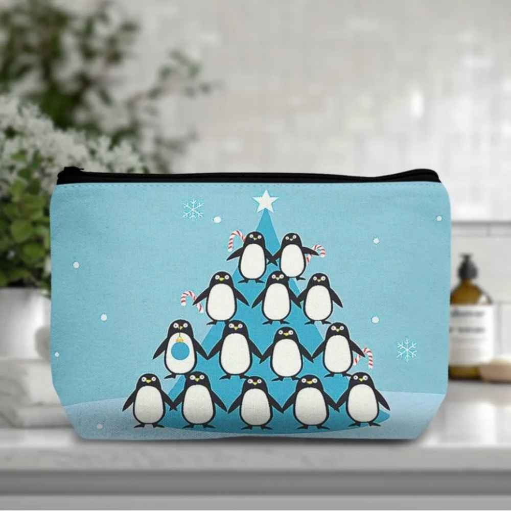 NWT MAKEUP BAG PENGUIN CHRISTMAS TREE DESIGN APPX 5.5”x8.5” ZIP TOP